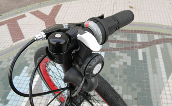  - This model is coming fully loaded. On the right we have the SRAM X7 shifter with the AirZound horn and bell.