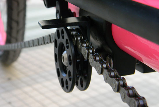  - Chain management is simple with a single idler that moves with the seat clamp. The upperside of the chain is protected with a straight tube.
