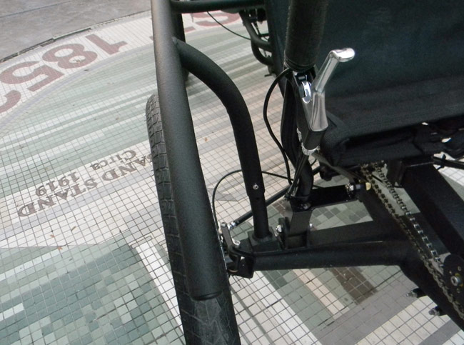  - The support rail height can be adjusted in the front. There are three positions.