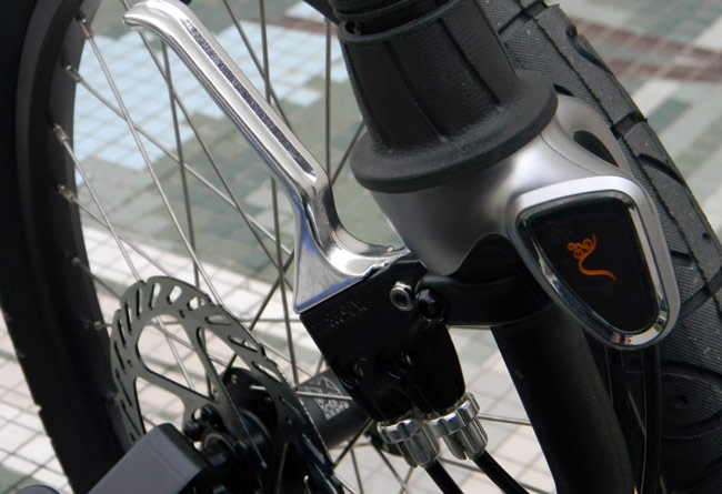  - The Avid BB7 disc brakes are hooked together with a dual-pull lever. An optional rear brake and locking lever are available for the other side. The Nuvinci shifter is easy to use.