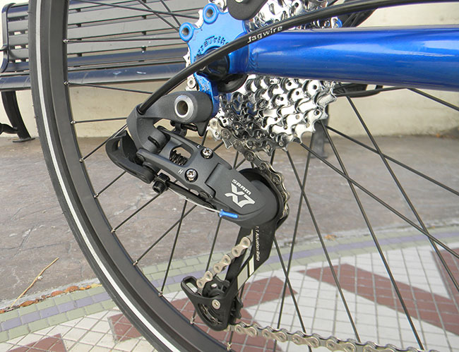  - Equipped with 27-speed gearing the SRAM X7 9-speed rear derailleur shifts smooth and reliably.