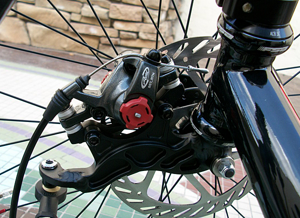 Brakes - The Vortex Version 2 comes with Avid BB7 disc brakes and Avid Speed Dial 7 brake levers for optimal braking power and minimal maitenance.