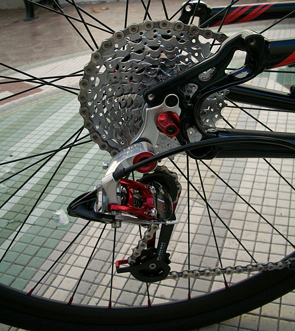 Drive Train - The rear derailleur on the Vortex 2-700c is a SRAM X.0 derailleur which is a superior light weight derailleur, which also matches the trike quite nicely! The shifters on the trike are SRAM X.9 grip shifts which make shifting a breeze.