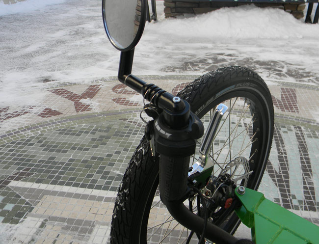  - The throttle is easily accessible with the left thumb and feels natural.